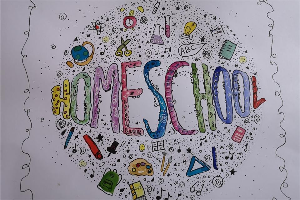 Als Mama sitze sie nicht untätig herum, sondern verschönere die Ordner ihres Sohnes, schreibt Nadine Block.