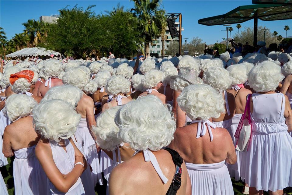 Als Marilyn Monroe verkleidete Teilnehmer versammeln sich in der Innenstadt von Palm Springs.Ian L. Sitren/ZUMA Press Wire/dpa