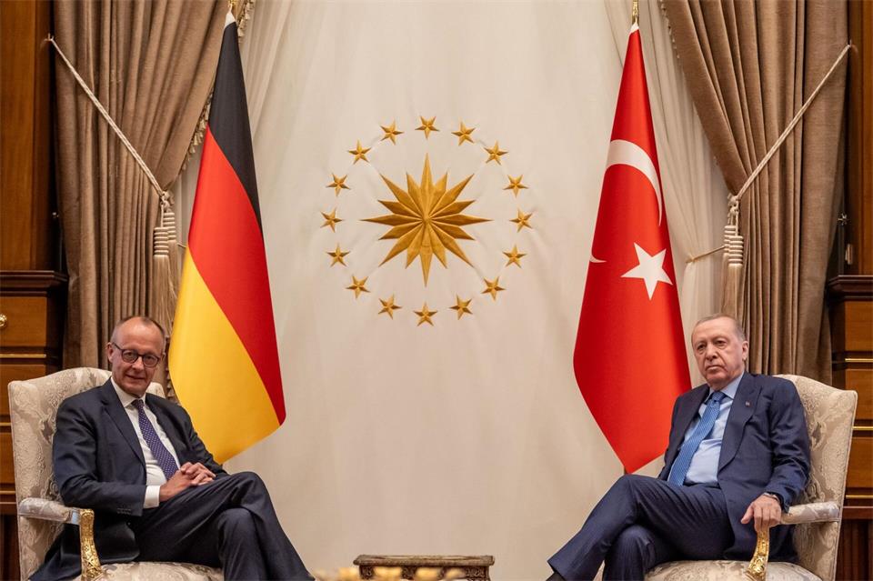 Als Merz vor elf Monaten von Erdogan empfangen wurde, war die Sitzordnung eine andere. (Archivbild)Michael Kappeler/dpa