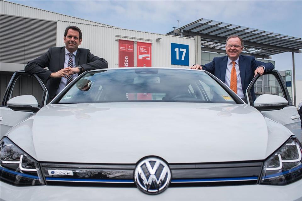 Lies: VW hat Kulturwandel nach Dieselskandal vollzogen Als Ministerpräsident sitzt Lies (l) für Niedersachsen im VW-Aufsichtsrat. Auch 2015 war er dabei – als Wirtschaftsminister an der Seite des früheren Regierungschefs Stephan Weil (r). (Archivbild)picture alliance / Ole Spata/dpa