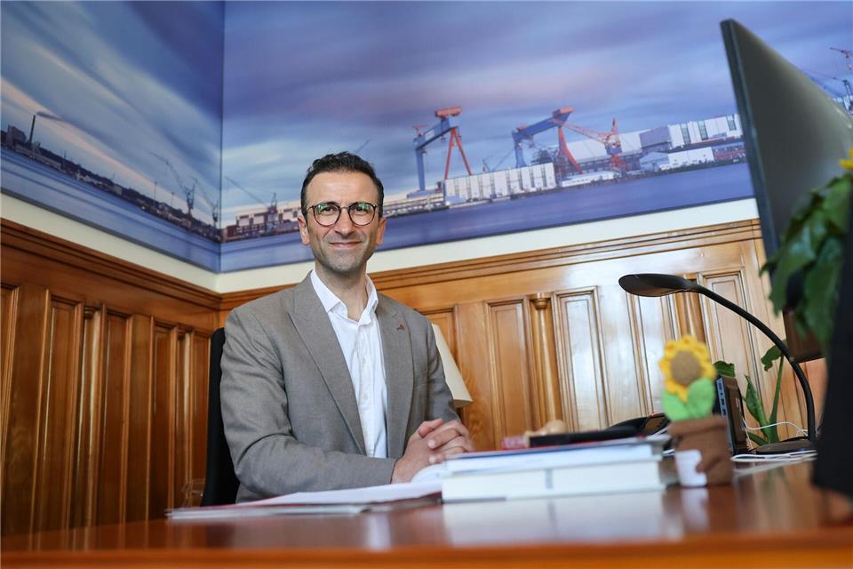 Als Nachfolger von Ulf Kämpfer nimmt Samet Yilmaz jetzt am Schreibtisch des Kieler Oberbürgermeisters Platz.Christian Charisius/dpa