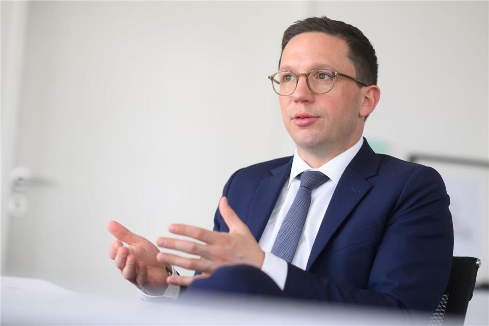 Als OB in Wolfsburg würde Falko Mohrs in die Fußstapfen seines Vaters Klaus treten. (Archivbild)Julian Stratenschulte/dpa