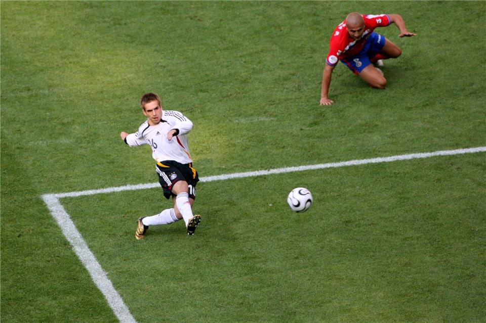 Als Philipp Lahm im WM-Eröffnungsspiel 2006 in Münhen Maß nahm. (Archivbild)Olivier Matthys/epa/dpa