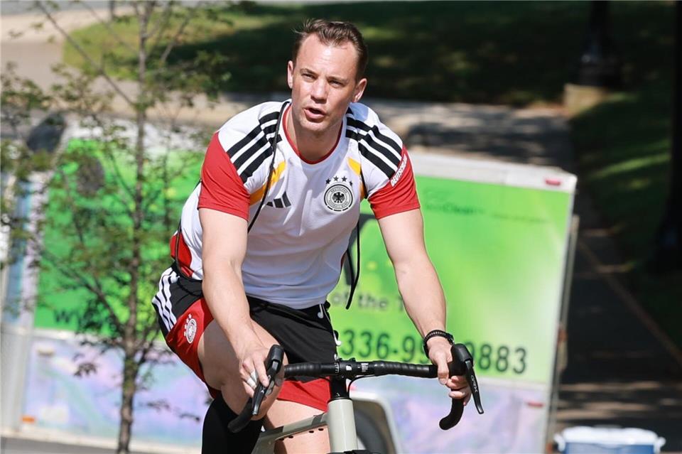 Als Radfahrer zum Training unterwegs: Manuel Neuer ist bereit für sein Comeback im DFB-Tor. Jan Woitas/dpa