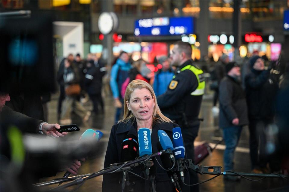 Als Reaktion auf den tödlichen Angriff in Rheinland-Pfalz hat Bahnchefin Evelyn Palla für Freitag zu einem Sicherheitsgipfel eingeladen. (Archivbild)Soeren Stache/dpa