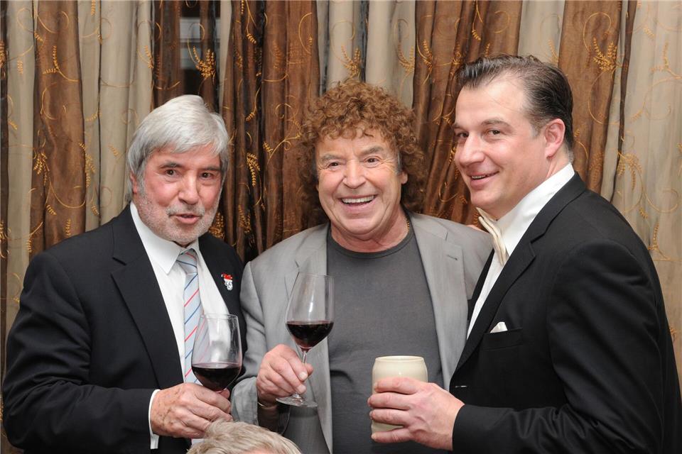 Als Sänger Tony Marshall (m.) seinen 75. Geburtstag feierte, war neben seinem Sohn Marc (r.) auch sein Manager Herbert Nold mit von der Partie. (Archivbild)picture alliance / dpa