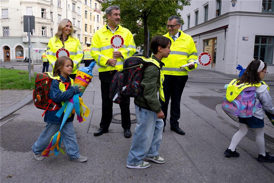 Als Schulweghelfer auf der Straße: Kultusministerin Anna Stolz (Freie Wähler), Ministerpräsident Markus Söder und Staatskanzleiminister Florian Herrmann (beide CSU).Sven Hoppe/dpa