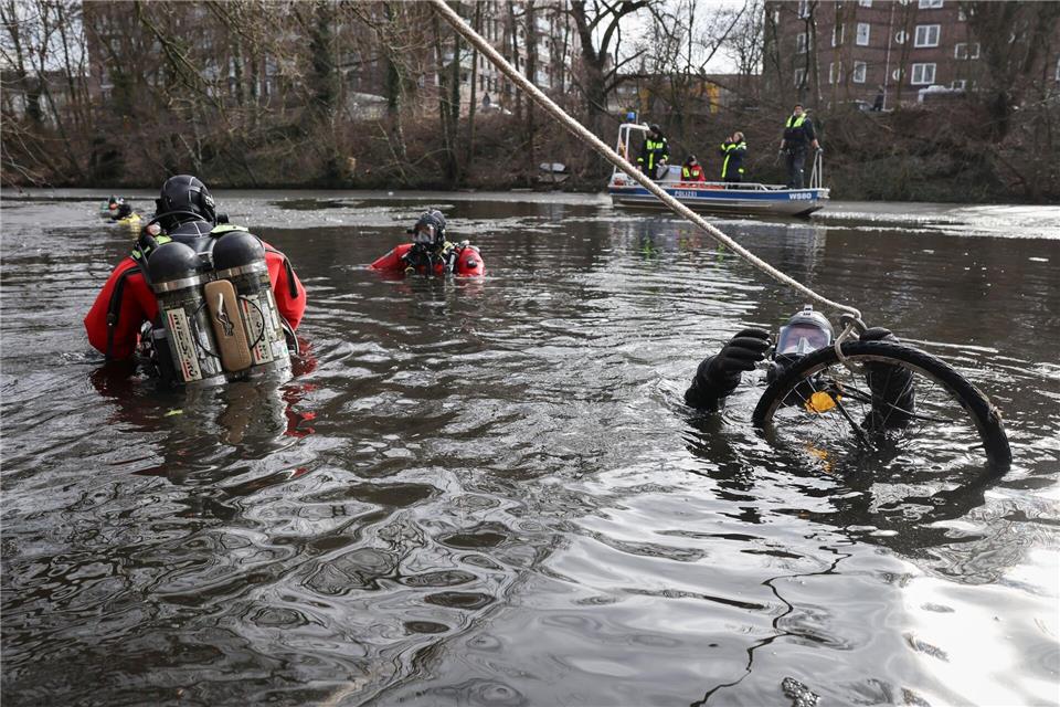 Als Standort wurde in diesem Jahr der Isebekkanal an der Hoheluftbrücke gewählt. Christian Charisius/dpa