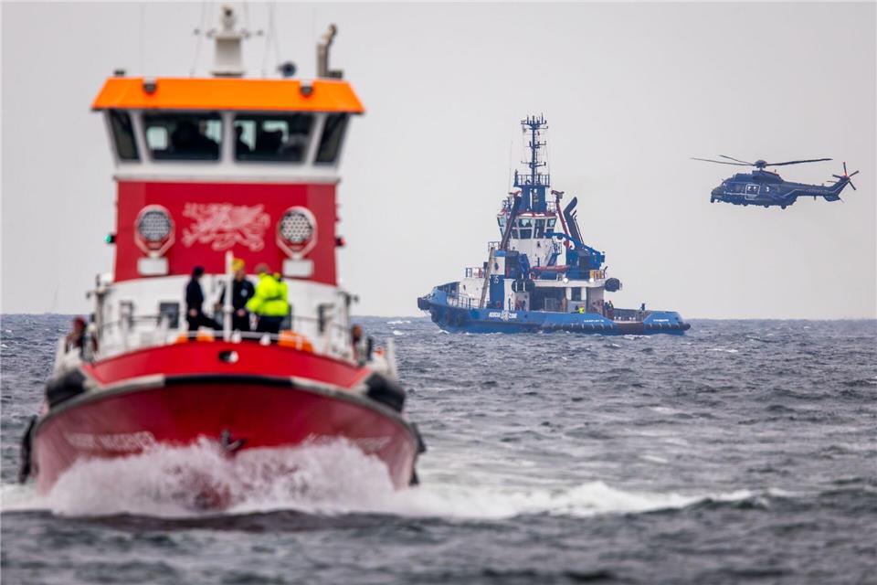 Als Teil der Übung wurden Spezial-Teams mehrerer Feuerwehren von einem Hubschrauber auf Hilfsschiffe abgeseilt und zum Kreuzfahrtschiff „Mein Schiff 7“ gebracht.Jens Büttner/dpa