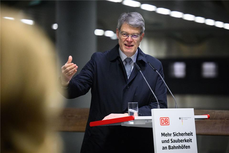 Als Teil seiner Bahn-Strategie hat Bundesverkehrsminister Patrick Schnieder die Taskforce „Zuverlässige Bahn“ einberufen. Die Arbeitsgruppe soll Wege finden, wie der Bahnbetrieb möglichst bald wieder stabiler laufen kann. (Archivbild)Bernd von Jutrczenka/dpa