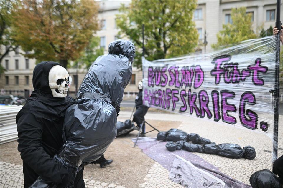 Als Tod verkleidete Demonstranten protestierten vor der russischen Botschaft in Berlin gegen den Krieg in der Ukraine.Sebastian Christoph Gollnow/dpa