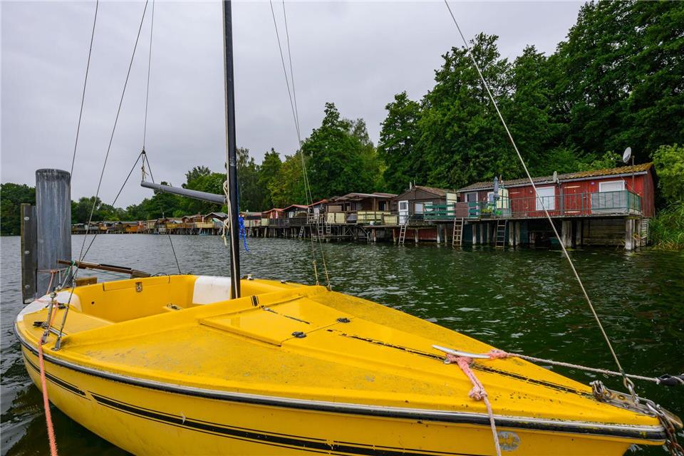 Als Urlaubsregion bekannt - die Uckermark mit Seen und Bootshäusern wie hier am Uckersee. (Archivbild)Patrick Pleul/dpa/ZB