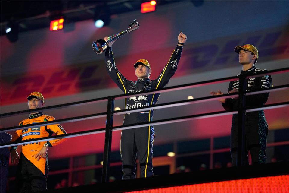 Als Verstappen (Mitte) bei der Siegerehrung jubelte, wusste er noch nicht, wie wertvoll sein Sieg noch werden würde.John Locher/AP/dpa