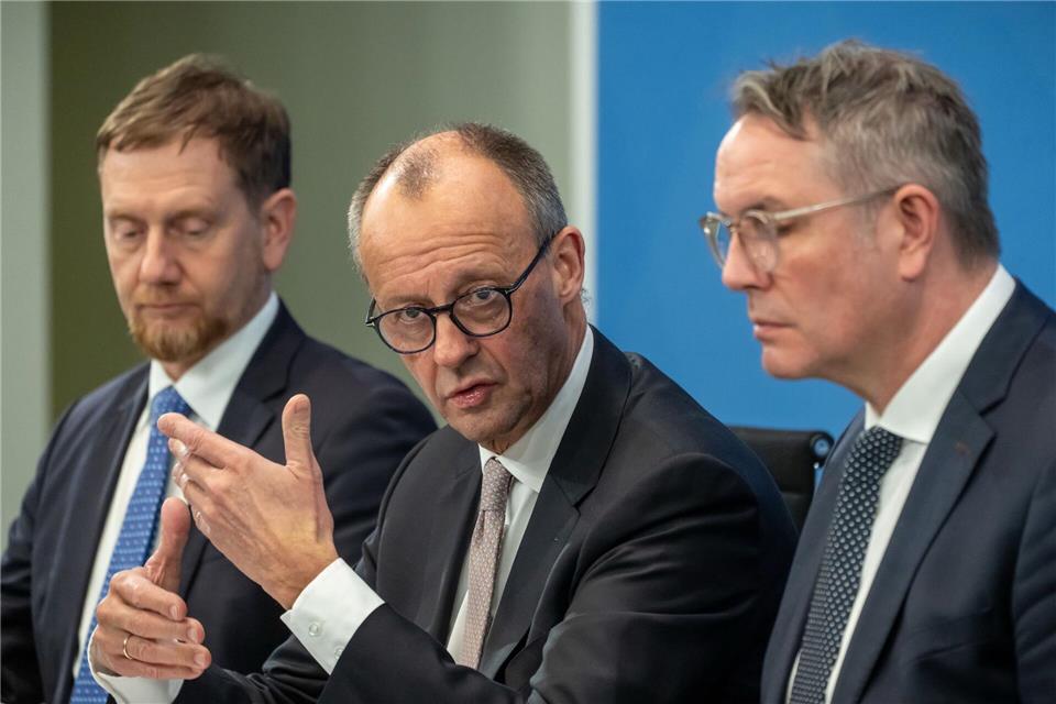 Als Vorsitzender der Ministerpräsidentenkonferenz setzt sich Schweitzer (rechts) für die Kommunen und das Konnexitätsprinzip ein. (Archivbild)Michael Kappeler/dpa