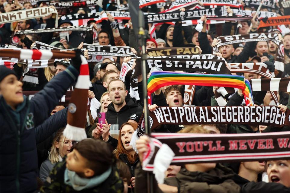 Als Weltpokalsiegerbesieger feierte sich der FC St. Pauli im Jahr 2002.Christian Charisius/dpa