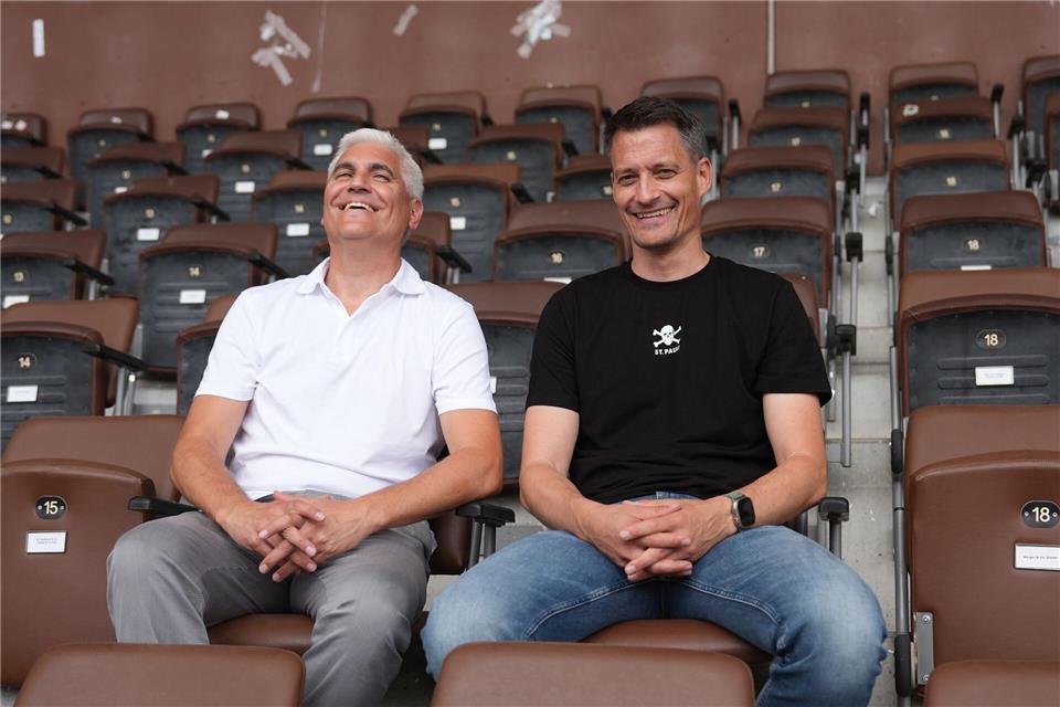 Als alles begann: St. Paulis-Sportchef Andreas Bornemann (l) bei der Vorstellung von Trainer Alexander Blessin 2024. (Archivbild) Marcus Brandt/dpa