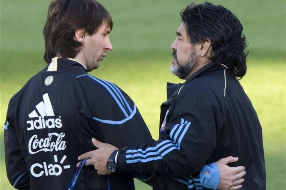 Argentinien und die Fußball-Welt weinen um Diego Maradona Als argentinischer Nationalcoach arbeitete Maradona auch mit Lionel Messi (l). Foto: Johann Hattingh/EPA/dpa