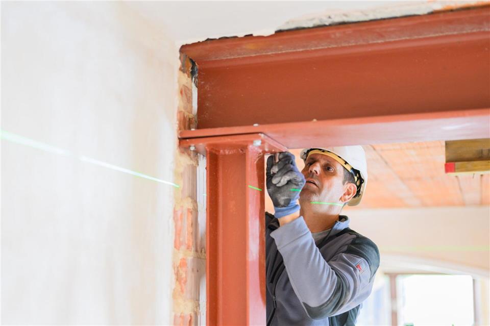 Lies in Handwerkermontur: „Arbeit im Team macht Spaß“ Als damaliger Wirtschaftsminister hatte Olaf Lies bei der Meisterfeier 2024 der Handwerkskammer Hildesheim-Südniedersachsen die Praxiszeit gewonnen. Julian Stratenschulte/dpa