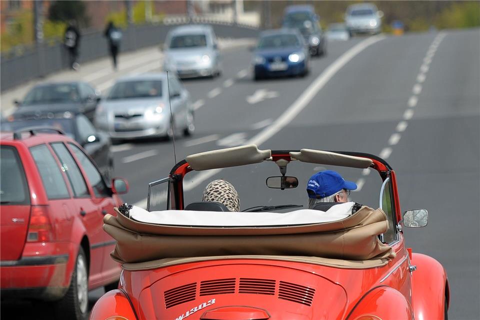 Als das Käfer Cabrio gebaut wurde, hatte es Kultstatus, heute wird immer seltener zur offenen Bauweise gegriffen. (Archivbild)David Ebener/dpa