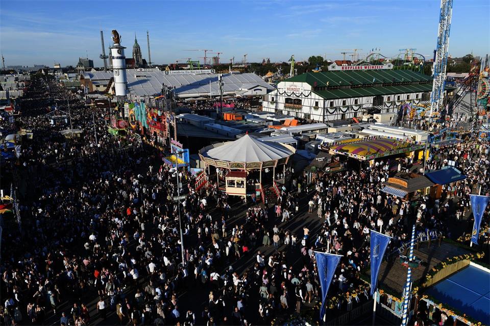 Als der Streit eskaliert, greift der 24-Jährige auf dem Oktoberfest zum Besteckmesser. (Symbolbild) Felix Hörhager/dpa