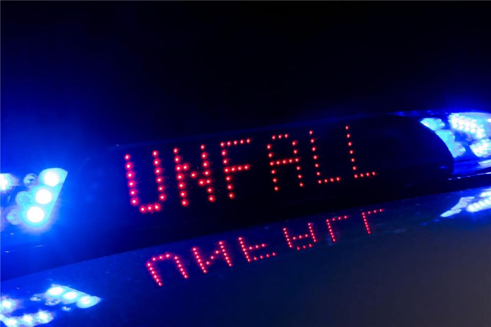 Als die 83-Jährige plötzlich auf die Straße trat, verlor der Motorradfahrer die Kontrolle. (Illustration)Monika Skolimowska/dpa-Zentralbild/dpa