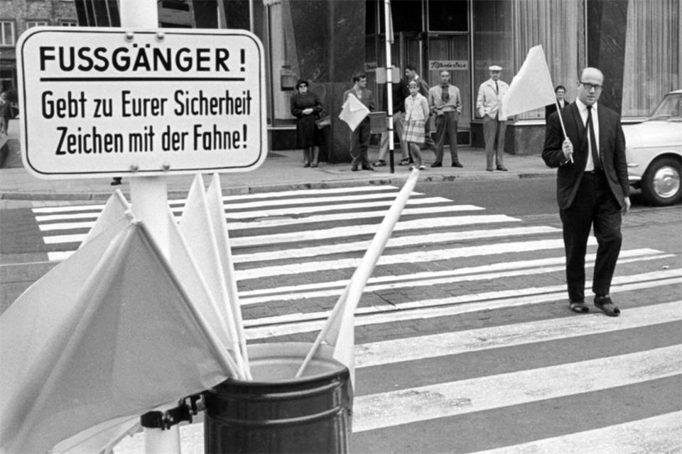 Als die Bundesrepublik 1953 den Fußgängerüberweg in die Straßenverkehrsordnung aufnahm, hieß der Zebrastreifen im Amtsdeutschen „Dickstrichkette“. (Archivbild)Heinz Ducklau/dpa