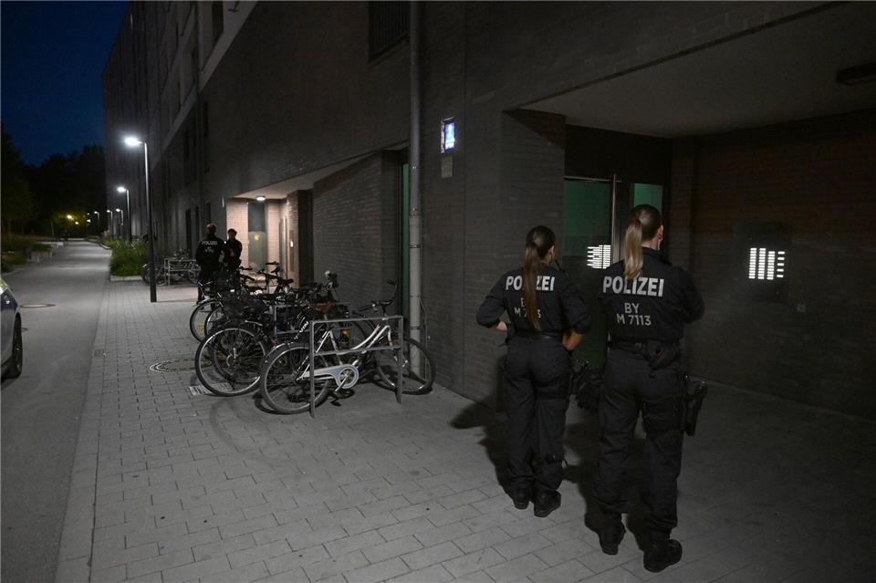 Als die Einsatzkräfte am Tatort eintrafen, entdeckten sie eine leblose Person.Felix Hörhager/dpa