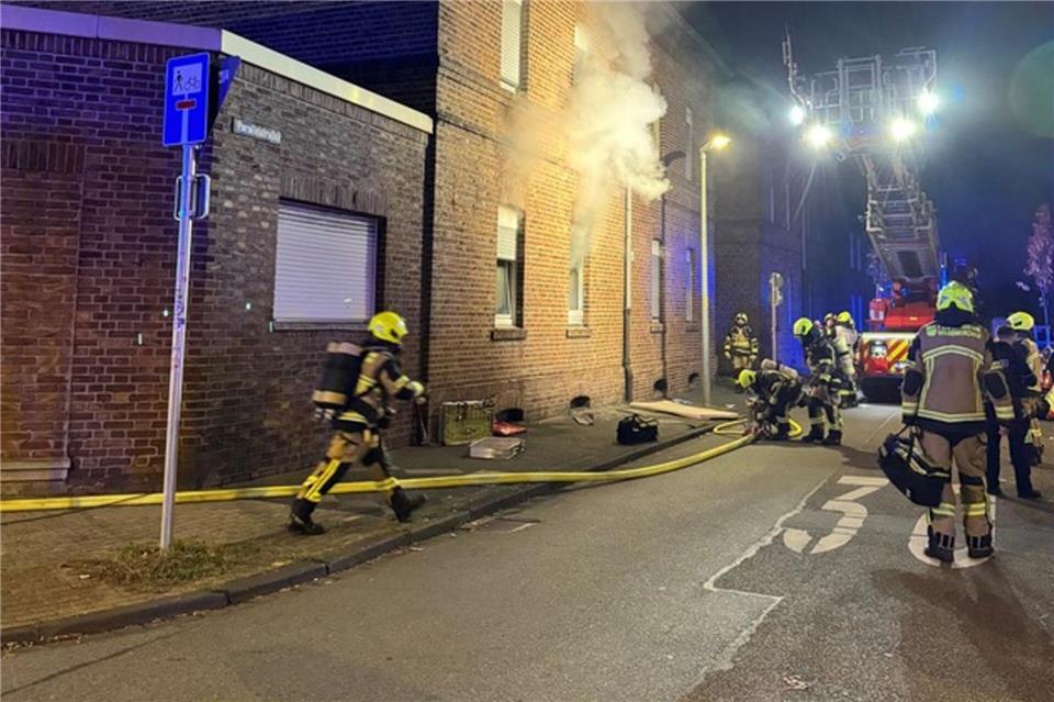 Als die Einsatzkräfte ankamen, war zunächst unklar, ob sich noch Menschen in dem Gebäude befanden.-/Feuerwehr Gelsenkirchen/dpa