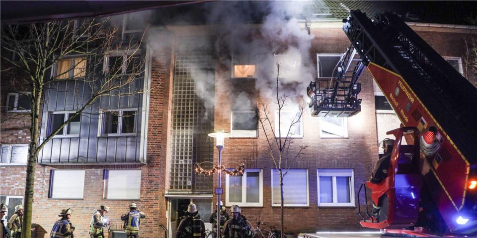 Als die Einsatzkräfte eintrafen, stand eine Wohnung an der Langenbergstraße bereits in Vollbrand.
