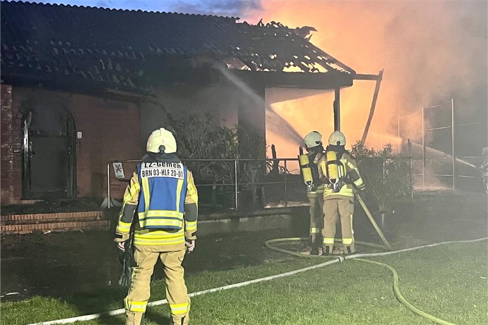 Tennisheim von Westfalia Gemen brennt komplett aus Als die Feuerwehr am frühen Dienstagmorgen beim Brandort eintraf, stand das Gebäude in Vollbrand.