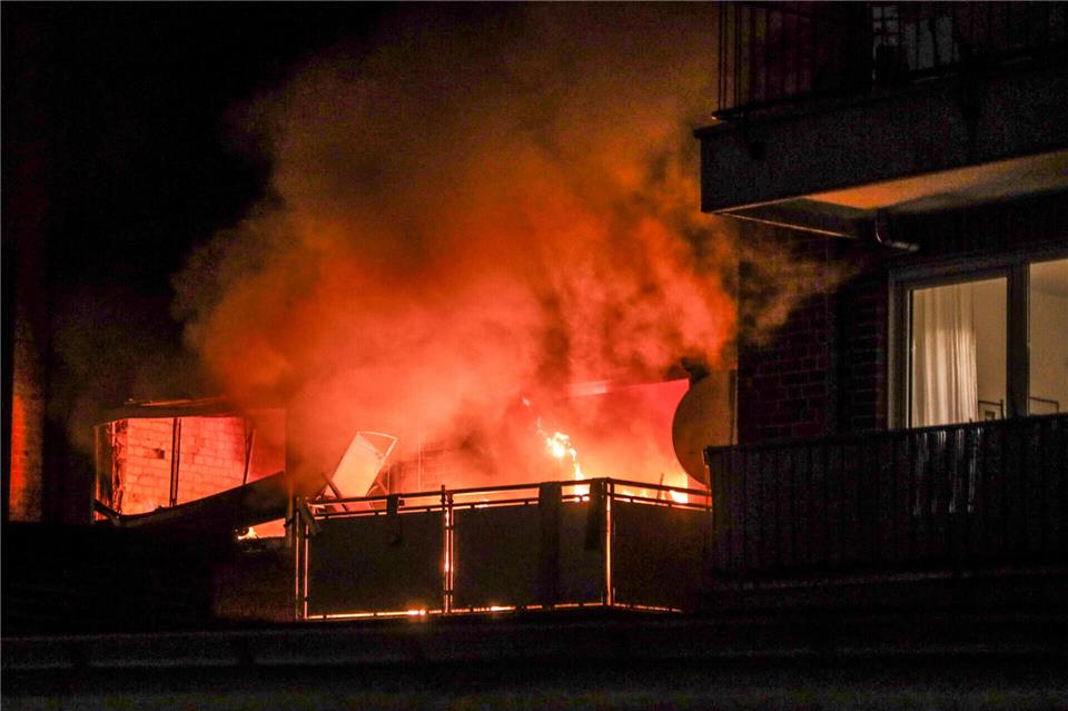 Als die Feuerwehr am frühen Morgen des 11. Dezember 2025 eintraf, stand die Wohnung in hellen Flammen.