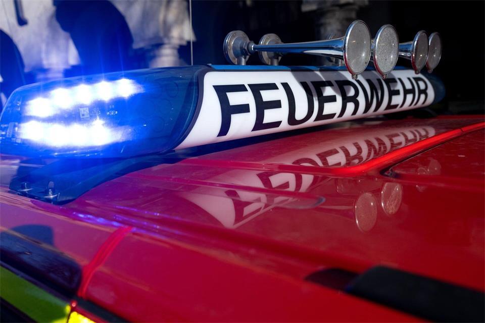 Als die Feuerwehr ankam, brannte die Rückseite des Hauses und die angrenzende Terrasse. (Symbolbild)Sven Hoppe/dpa