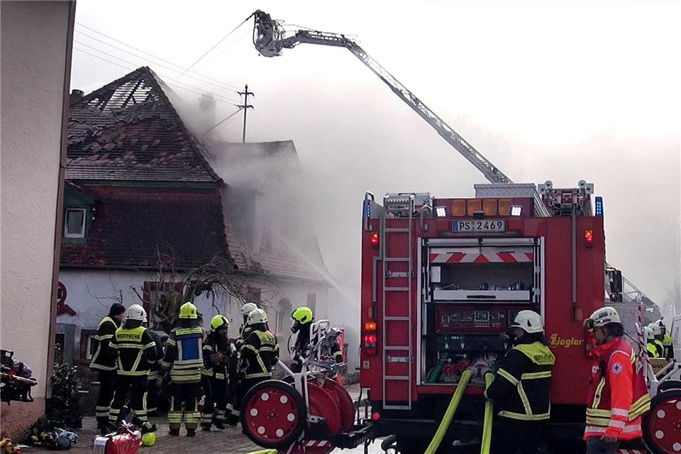 Als die Feuerwehr eintraf, stand das Haus bereits in Flammen. (Symbolbild)Florian Blaes/Blaes/dpa