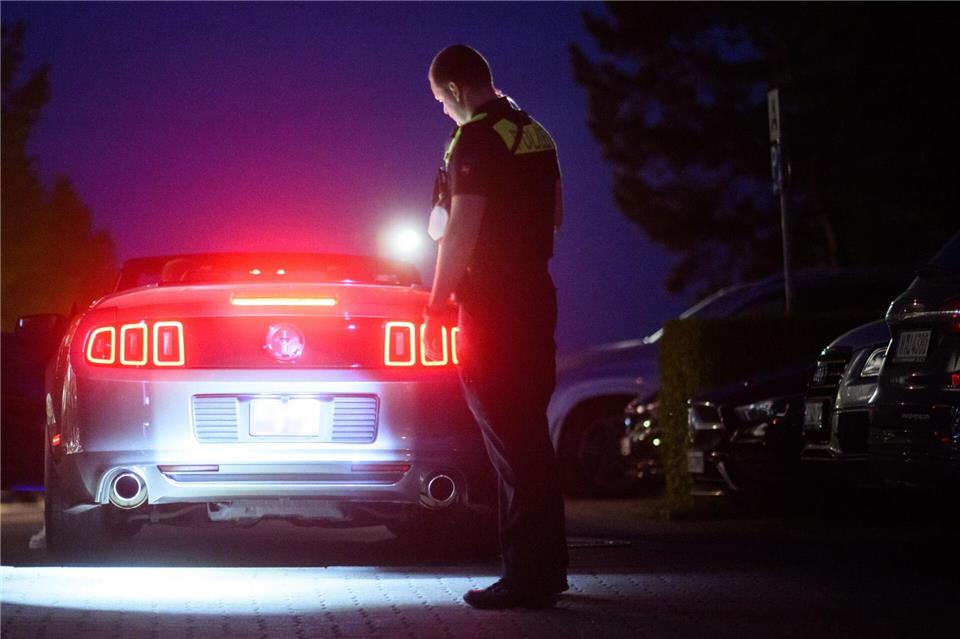 Als die Polizei das Treffen auflösen will, eskaliert die Lage. (Symbolbild)Julian Stratenschulte/dpa