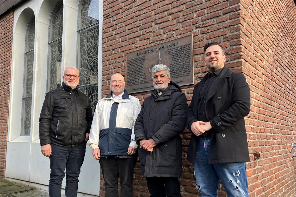 Als dieses Bild entstanden ist, war der Verkauf der Kirche an die Assyrische Gemeinde eigentlich nur noch Formsache. So schien es zumindest (von links): Klaus Noack, Achour Givargis, André Odisho und George Givargis.
