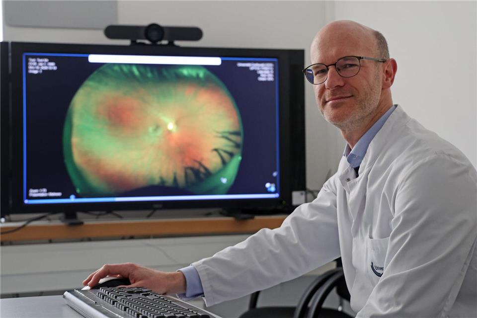 Als eine Art Fenster zum Körper kann die Netzhaut Hinweise auf Krankheiten und gesundheitliche Risiken jenseits der Augen liefern. Bernd Wüstneck/dpa