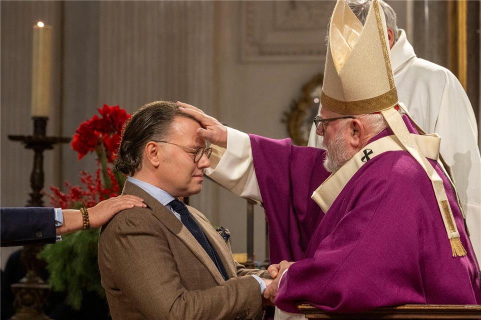 Als einer von mehr als 50 Firmlingen ließ sich Hilko Denekas von Erzbischof Kardinal Reinhard Marx in der Münchner Kirche St. Michael firmen. Stefan Puchner/dpa