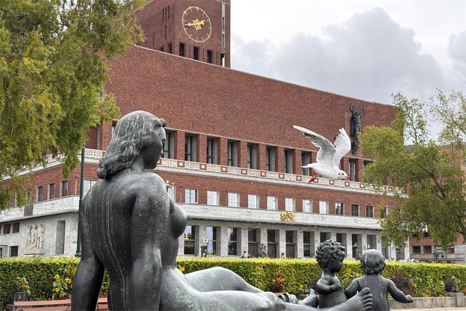 Als einzige der Auszeichnungen wird der Friedensnobelpreis nicht in Stockholm, sondern in der norwegischen Hauptstadt Oslo vergeben und im Rathaus der Stadt überreicht. Auch er ist in diesem Jahr mehr wert. (Archivbild)Julia Wäschenbach/dpa