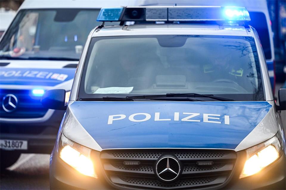 Als er mit Reizstoff besprüht wird, stürzt der Polizist und wird unter anderem am Hinterkopf verletzt. (Symbolbild)Jens Kalaene/dpa