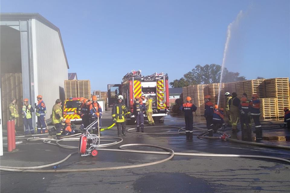 Als erste Aufgabe des Tages mussten die jungen Feuerwehrleute einen Brand in einer Lagerhalle löschen. 