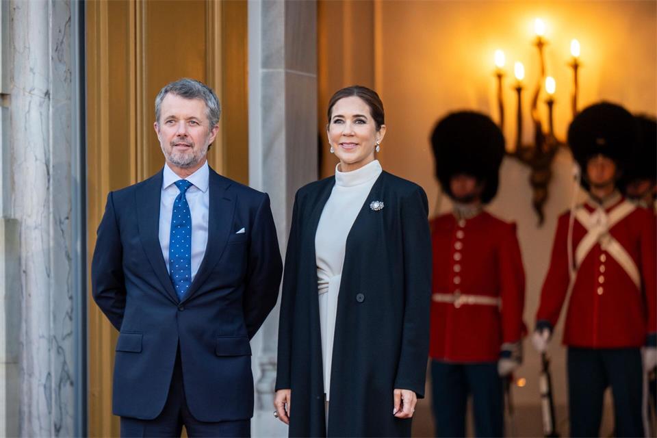 Als erste Gäste hatten sich der dänische König Frederik X. und seine Frau, Königin Mary, angekündigt. (Archivbild) Michael Kappeler/dpa