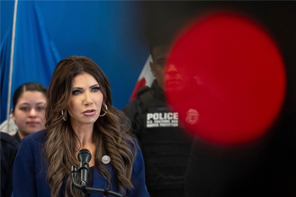 Als erste Ministerin der aktuellen Trump-Regierung muss US-Heimatschutzministerin Kristi Noem gehen. (Archivfoto)Yuki Iwamura/AP/dpa