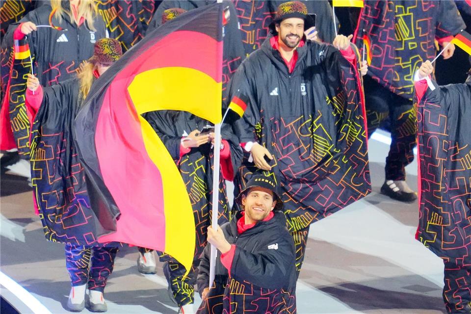 Als erster deutscher Eishockeyspieler überhaupt führte Leon Draisaitl das deutsche Olympia-Team bei einer Eröffnungsfeier als Fahnenträger an. Michael Kappeler/dpa