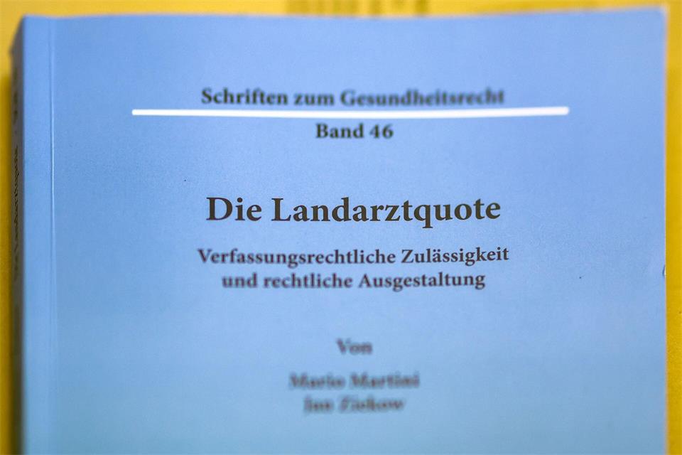 Als erstes Bundesland hatte NRW 2019 die Landarztquote eingeführt. Nun wurden erste Klagen dagegen verhandelt. Christoph Reichwein/dpa