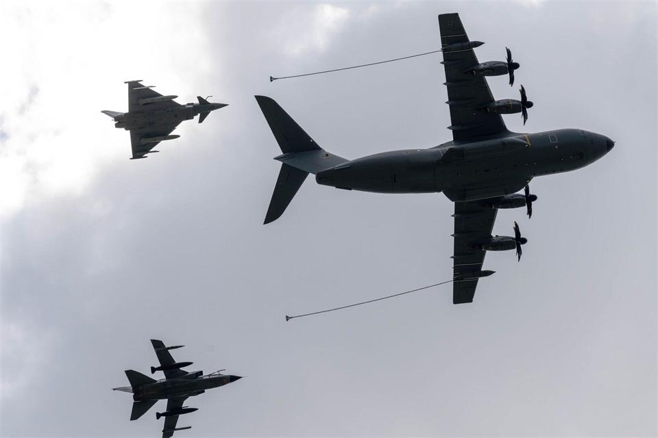 Als fliegende Tankstelle ist der A400M ebenfalls nutzbar. (Archivbild)Stefan Sauer/dpa