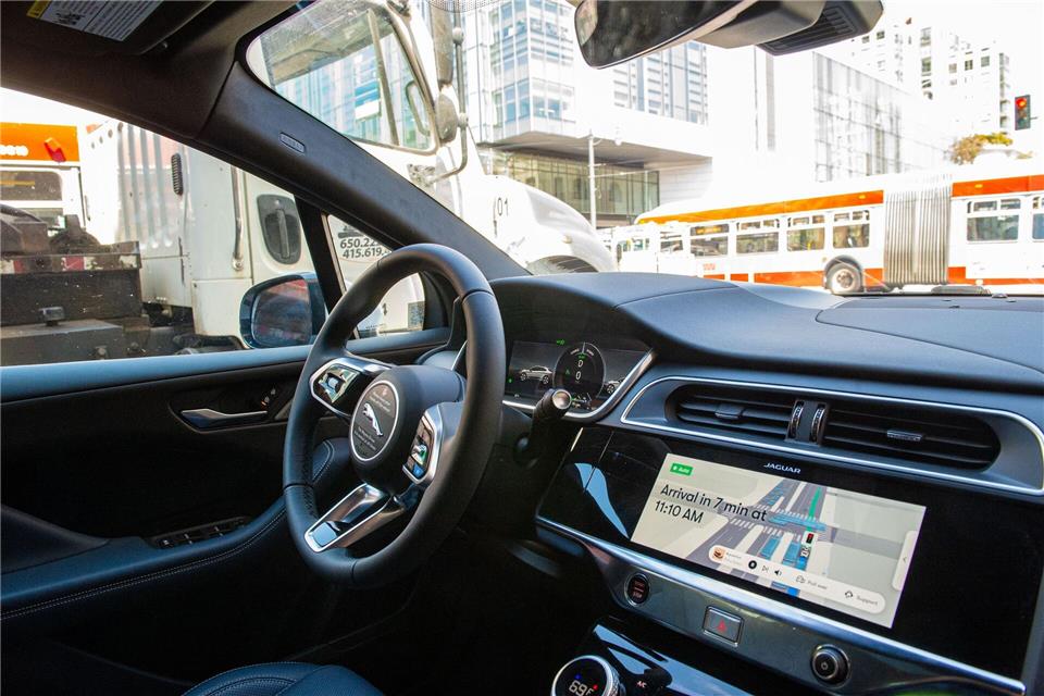 Als führend Robotaxis-Anbieter gilt bislang Waymo. (Archivbild)Andrej Sokolow/dpa