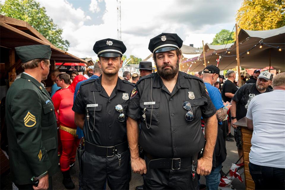 Als ihre Filmhelden kostümierte Fans werden auch in diesem Jahr beim Spencer-Hill-Festival in Ilmenau erwartet. (Archivbild) Daniel Vogl/dpa