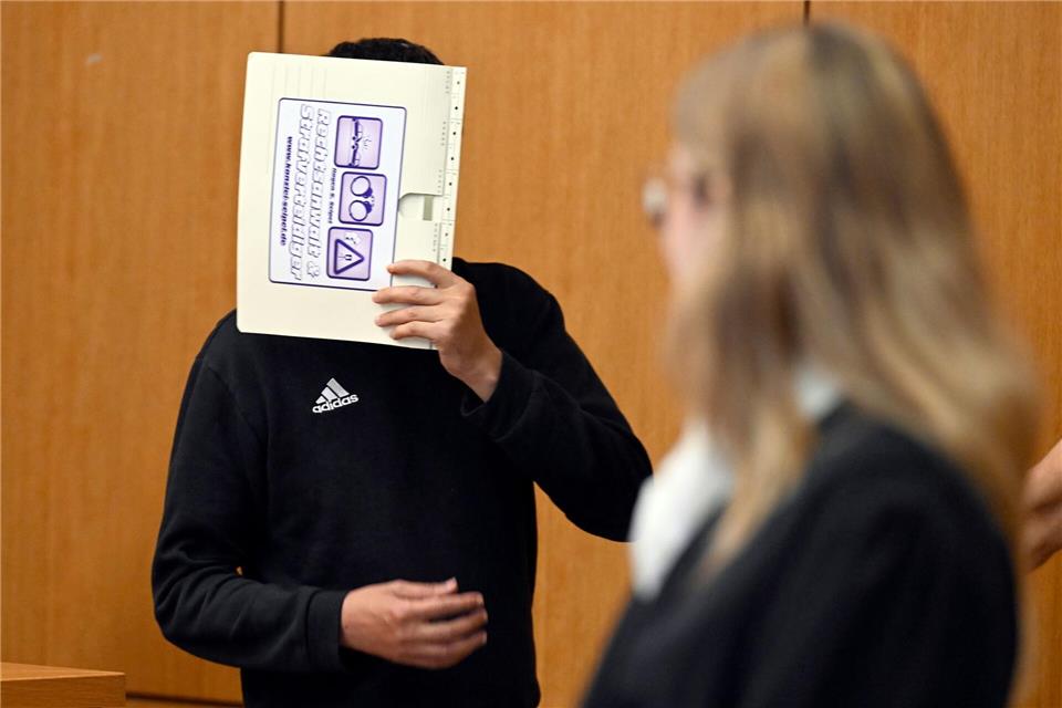 Als mutmaßlicher Brandstifter in einer Flüchtlingsunterkunft in der Eifel stand ein 35-Jähriger in Aachen vor Gericht.Roberto Pfeil/dpa