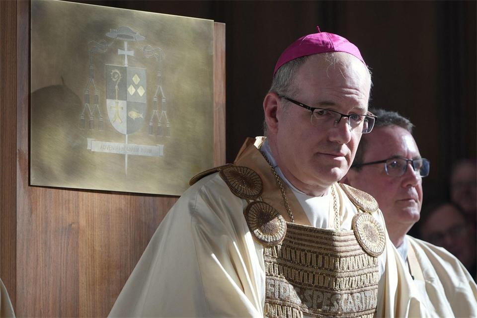 Als neuer Eichstätter Bischof sitzt Christian Würtz auf dem Bischofsstuhl. Felix Kirberg/dpa
