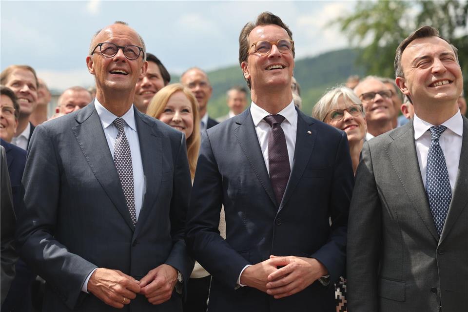 Als sei nichts gewesen: Merz, Wüst und Ziemiak.Oliver Berg/dpa-Pool/dpa